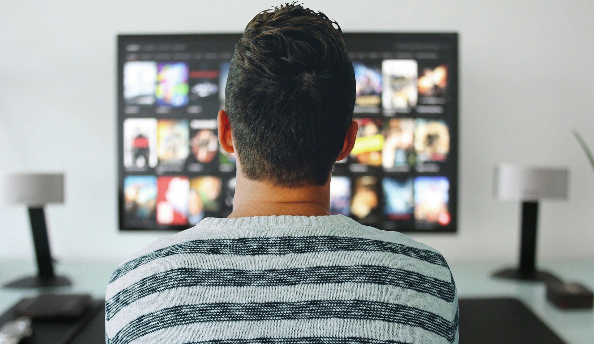 personne regardant un écran de télévision