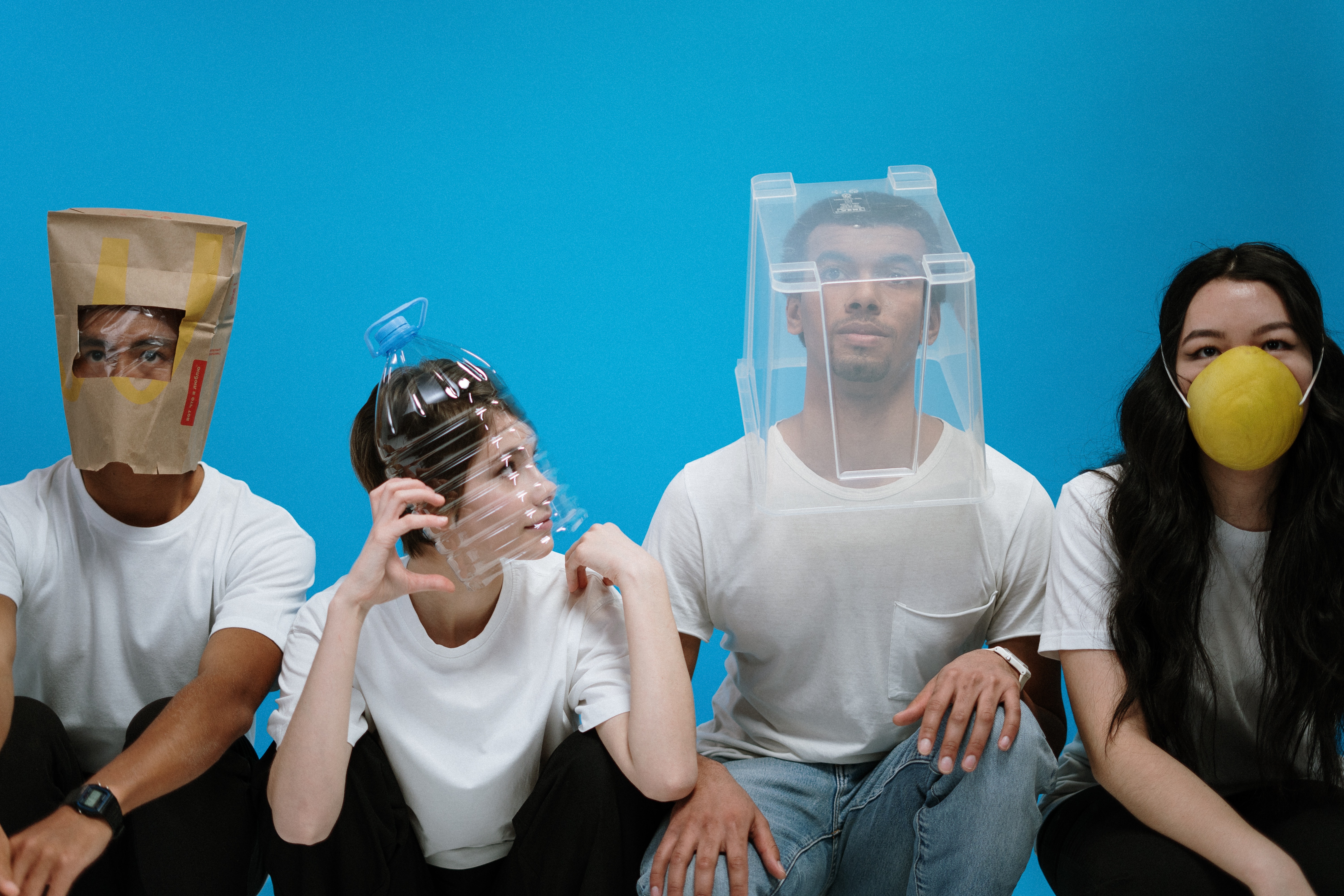 travailleurs avec masques artisanaux