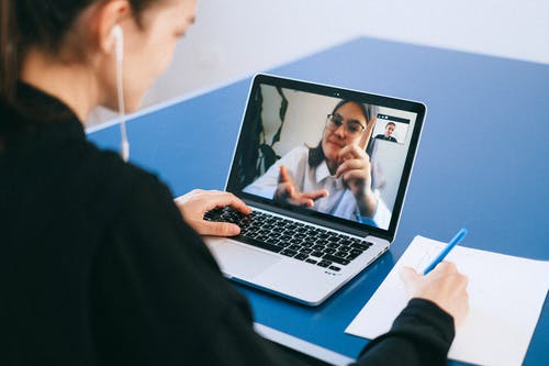 deux personnes en rencontre en ligne