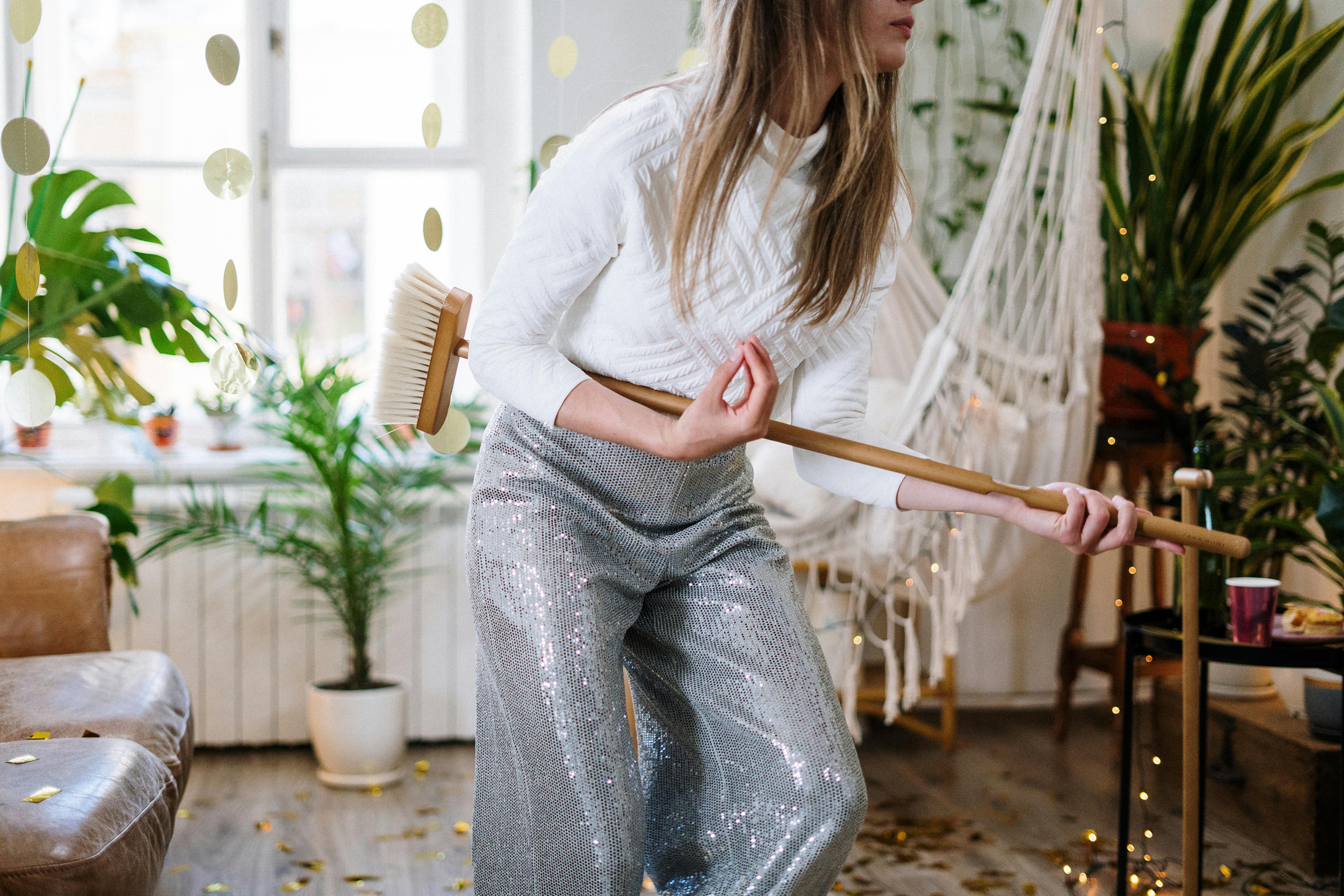 femme qui danse avec un balai